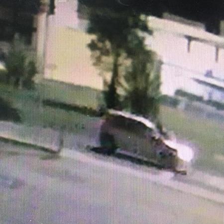 Imagens mostram carro do casal passando com uma pessoa no capô - Divulgação/Polícia Civil