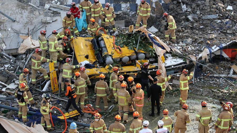 09.jun.2021 - Bombeiros procuram por sobreviventes após prédio desabar em Gwangju, na Coreia do Sul. Ônibus foi atingido na queda - REUTERS 