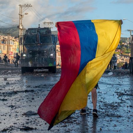 21 jun. 2021 - Manifestante segura uma bandeira da Colômbia em Bogotá, capital do país - Miyer Juana/Long Visual Press/Universal Images Group via Getty Images