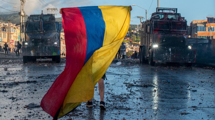 21 jun. 2021 - Manifestante segura uma bandeira da Colômbia em Bogotá, capital do país - Miyer Juana/Long Visual Press/Universal Images Group via Getty Images