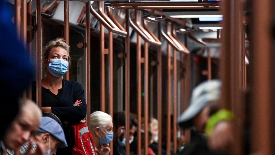 11.ago.2021 - Mulher usa máscara dentro de um metrô em Moscou, na Rússia, em meio à pandemia de covid-19  - Kirill Kudryavtsev/AFP