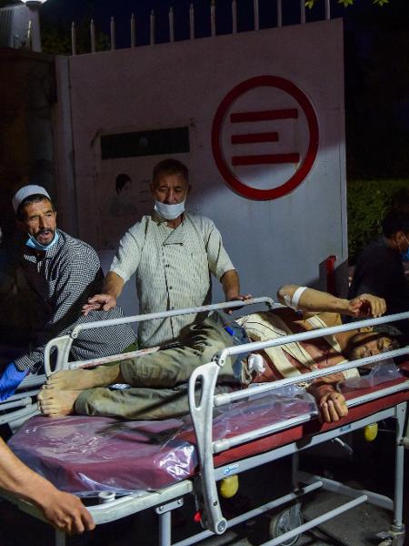 26.ago.2021 - Dezenas de pessoas ficam feridas após explosões no Aeroporto de Cabul, no Afeganistão - Wakil Kohsar/AFP