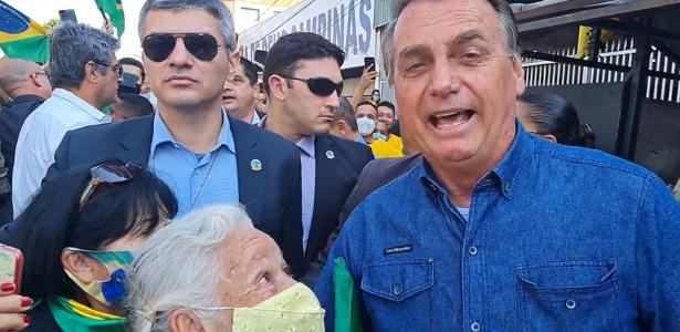 Sem máscara, Bolsonaro gera aglomeração e abraça apoiadores em Goiás - Vimarsana News