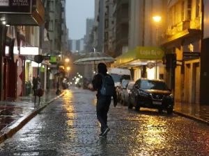 Ciclone se aproxima do Rio Grande do Sul com ventos de até 100 km/h e chuva