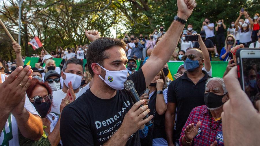 O governador do Rio Grande do Sul, Eduardo Leite (PSDB), participa de manifestação contra o governo do presidente Bolsonaro no Parcão, em Porto Alegre - EVANDRO LEAL/ENQUADRAR/ESTADÃO CONTEÚDO