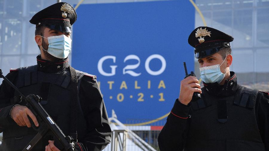 Carabinieri police officers stand guard outside the convention center "La Nuvola" on October 28, 2021 in the EUR district of Rome, ahead of the G20 World Leaders Summit. (Photo by Tiziana FABI / AFP) - TIZIANA FABI/AFP