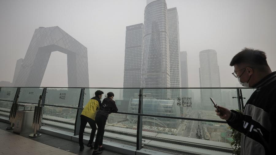 Várias partes do norte da China foram afetadas por uma densa névoa tóxica, com a visibilidade em algumas áreas reduzida a apenas 200 metros, segundo a agência meteorológica estatal - REUTERS/Thomas Peter