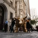 O touro de Wall Street bota o touro da B3 pra mamar. : r/brasil