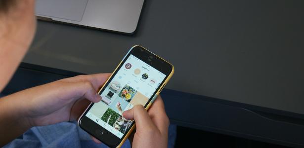 Jovem navega em perfil do Instagram redes sociais rede social