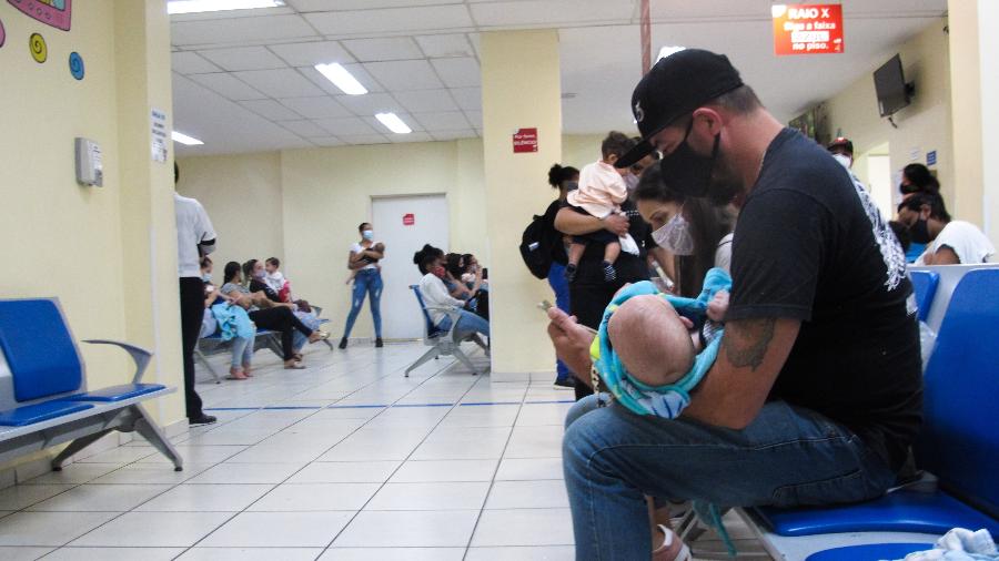 Aumento de casos de covid-19 fez aumentar a procura por atendimento médico, como aconteceu no Hospital Infantil Cândido Fontoura, na capital paulista - 6.jan.2022 - Rubens Cavallari/Folhapress