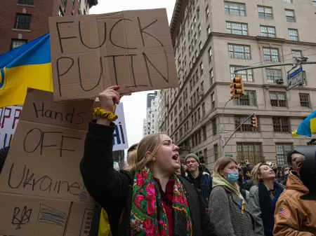 Manifestantes protestam em apoio à Ucrânia, na Times Square, Nova York - KENA BETANCUR / AFP