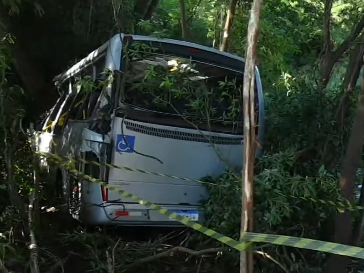 MG: acidente entre caminhão e micro-ônibus mata 14 pessoas