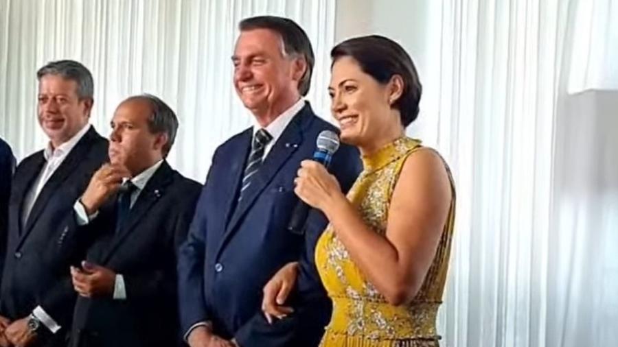 De acordo com o Estadão, Bolsonaro tentou trazer ilegalmente para o Brasil um conjunto de joias avaliado em R$ 16,5 milhões Michelle  - Reprodução/Facebook Jair Bolsonaro