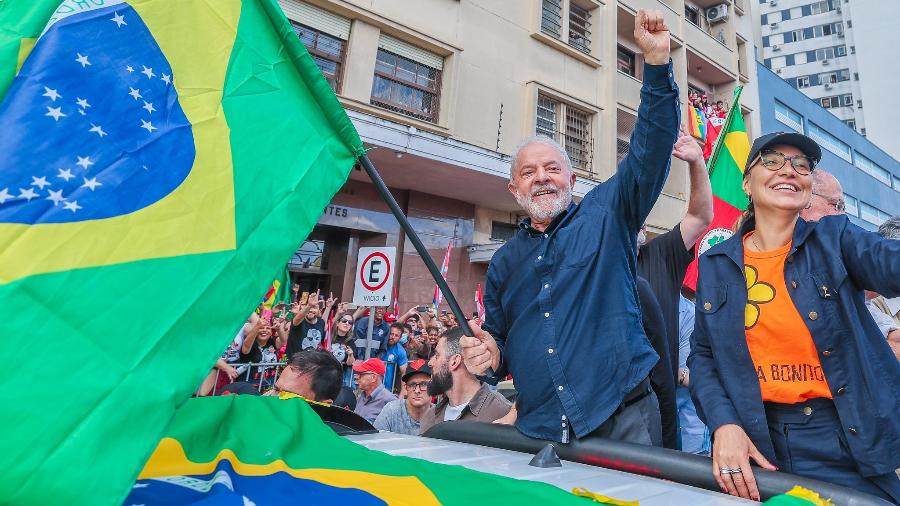 Lula e Janja em ato de campanha em Porto Alegre; ela usa camiseta de projeto de proteção a crianças e adolescentes - RICARDO STUCKERT