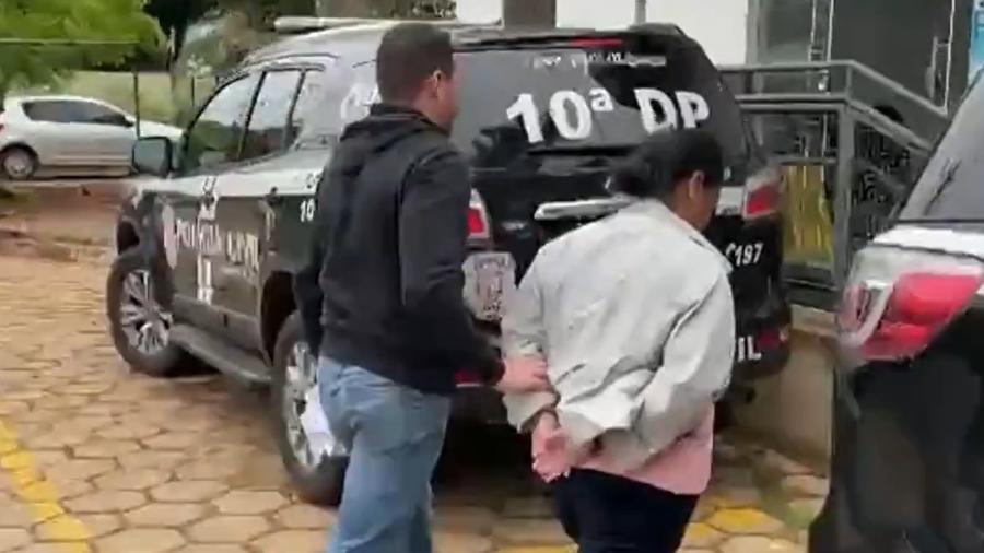 Mulher de 42 anos foi presa suspeita de facilitar acesso do namorado à residência da família para quem ela trabalhava - Reprodução de vídeo/TV Globo
