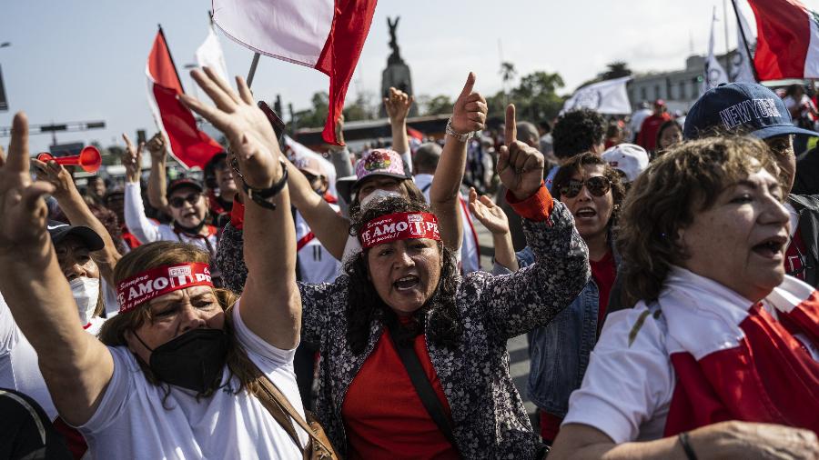 5.nov.2022 - Pessoas que se opõem ao governo do presidente peruano Pedro Castillo realizam uma manifestação para exigir sua renúncia em Lima - ERNESTO BENAVIDES / AFP