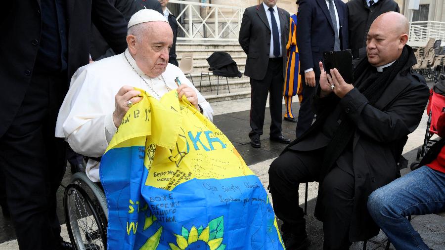 Papa Francisco segura bandeira da Ucrânia no Vaticano e pede fim da guerra com a Rússia - Reuters