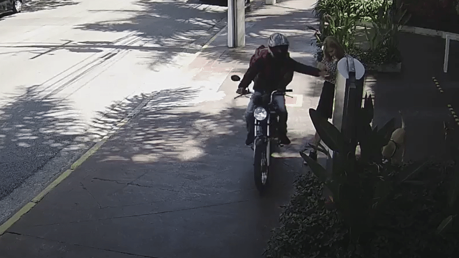 Homem em moto rouba celular de mulher que saiu para passear com o cachorro na Vila Leopoldina, zona oeste da cidade de São Paulo - Divulgação/Cosecurity