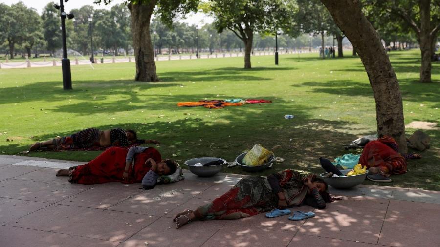 Trabalhadoras dormem sob sombra de árvore durante dia quente de verão em Nova Déli, na Índia - REUTERS/Anushree Fadnavis/File Photo/File Photo