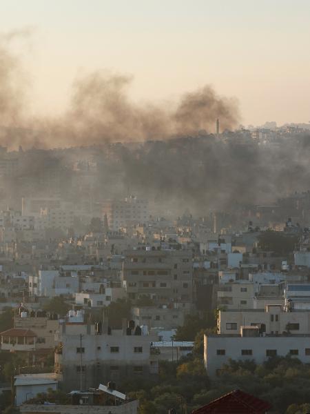 02.jul.23 - Fumaça sobe em meio a uma operação militar israelense, em Jenin, na Cisjordânia ocupada por Israel