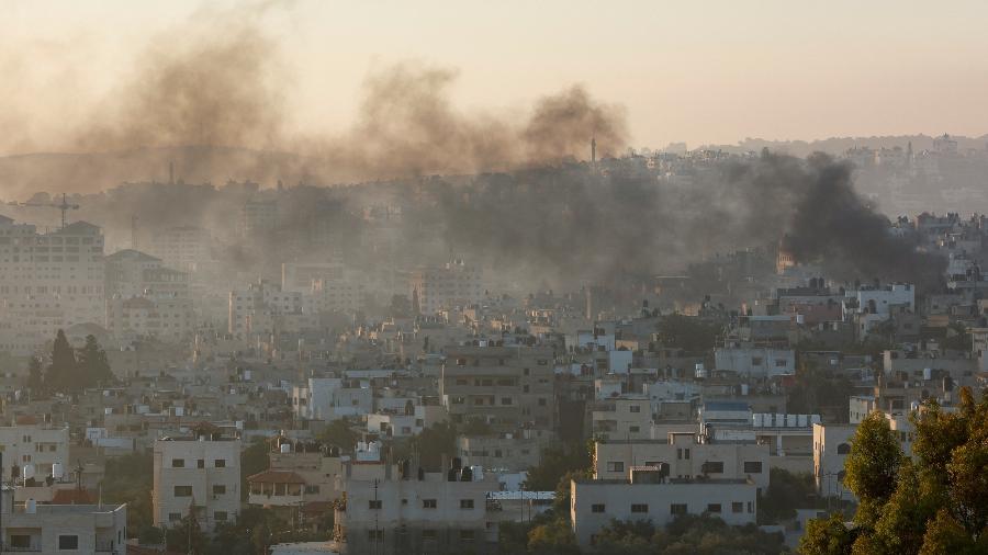 02.jul.23 - Fumaça sobe em meio a uma operação militar israelense, em Jenin, na Cisjordânia ocupada por Israel - MOHAMAD TOROKMAN/REUTERS