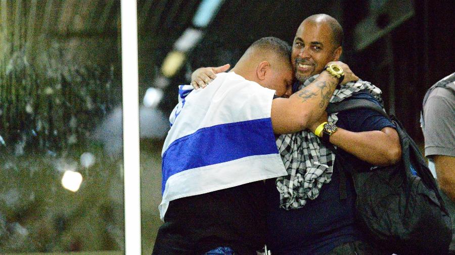 Passageiros do 2º voo da FAB que buscou brasileiros em Israel desembarcam no aeroporto do Galeão, no Rio