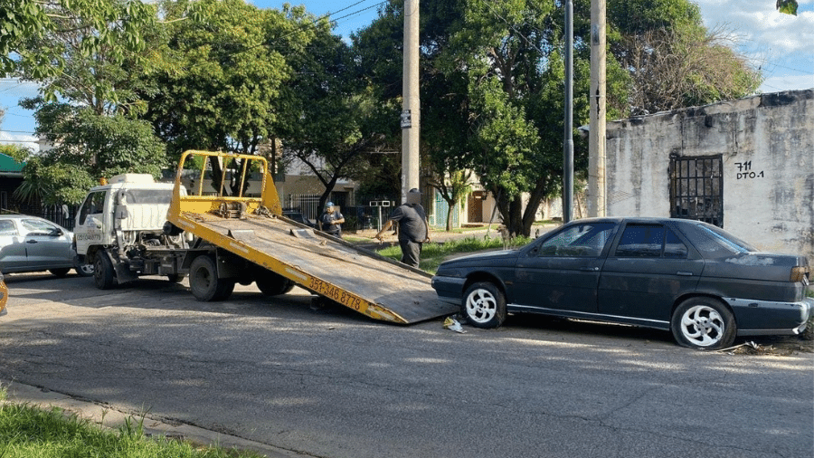 Homem aluga guincho para roubar carro estacionado e é preso