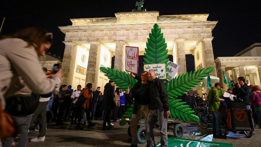 Público se reuniu em frente ao Portão de Brandemburgo, em Berlim, para comemorar a legalização do uso recreativo da maconha