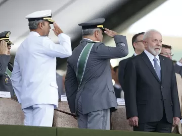 Com Lula, chefe do Exército fala em 'compromisso com ideais democráticos'