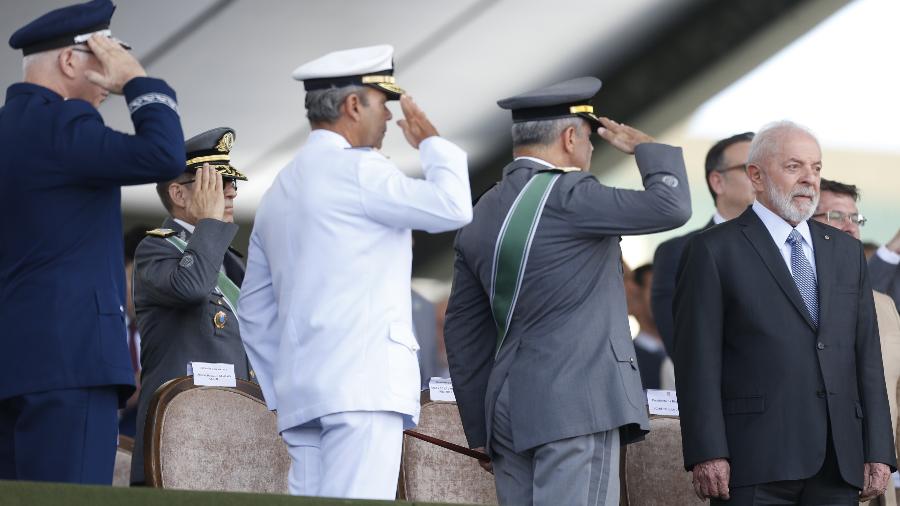 19.abr.2024 - O presidente Lula (PT) é saudado pelos comandantes da Aeronáutica, Marinha e Exército em cerimônia em Brasília