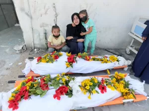 Palestinos encontram quase 200 corpos em vala de hospital no sul de Gaza