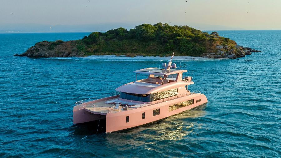 Iate fabricado por um estaleiro turco tem tons de rosa a pedido do dono; embarcação está avaliada em R$ 28 milhões - Divulgação