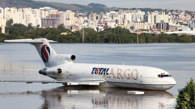 Avião de carga parado em pista inundada no aeroporto Salgado Filho, em Porto Alegre, na segunda-feira (6)
