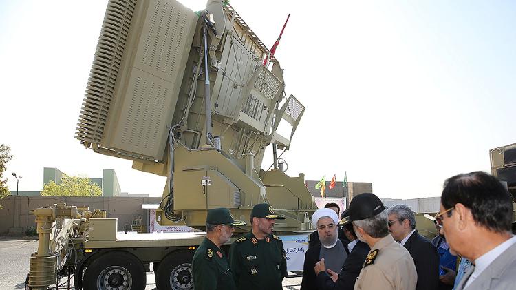 21/08/2016. O presidente do Irã, Hassan Rouhani, e o ministro da Defesa iraniano, Hossein Dehghan, em frente ao novo sistema de mísseis de defesa aérea Bavar-373, em Teerã