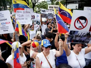 Venezuela tem dia de protestos da oposição; Maduro faz novas ameaças