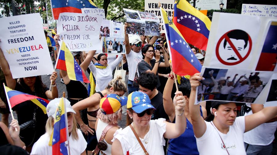 Manifestantes protestam contra questionada vitória do presidente venezuelano Nicolás Maduro, em frente à sede das Nações Unidas na cidade de Nova York, em 2 de agosto de 2024