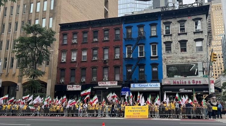 Protesto de iranianos contra o governo islâmico de Teerã durante a Assembleia Geral da ONU em setembro de 2024