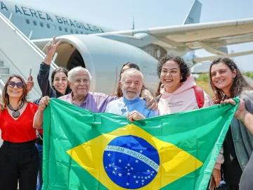 Voo da FAB com 228 brasileiros repatriados do Líbano chega a Guarulhos