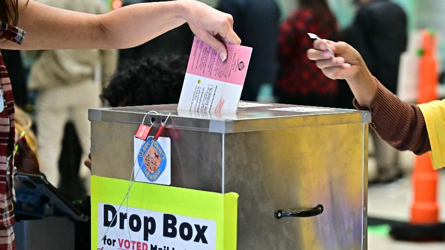 Eleitores votam no pleito presidencial dos Estados Unidos, em 2024; Trump quer banir forma de votao pelo correio