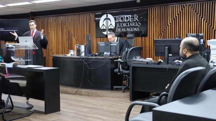 Promotor Thiago Riff faz acusação a serial killer durante julgamento em Maceió Promotor Thiago Riff faz acusação a serial killer durante julgamento em Maceió