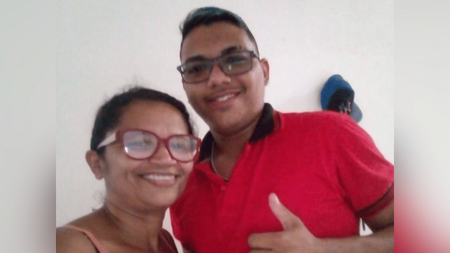 Andreza Menezes, 49, ao lado do filho Felipe, 22 Andreza Menezes, 49, ao lado do filho Felipe, 22