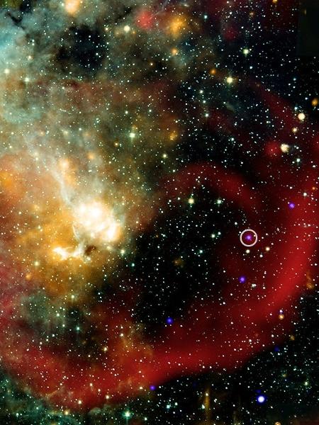 Esta imagem, divulgada em 28 de maio de 2025, mostra (em círculo) uma estrela próxima ao limite de um remanescente de supernova, a 15 mil anos-luz da Terra, que pulsa em ondas de rádio a cada 44 minutos ? característica que a classifica como um 'transiente de rádio de longo período', um tipo raro de objeto cósmico Esta imagem, divulgada em 28 de maio de 2025, mostra (em círculo) uma estrela próxima ao limite de um remanescente de supernova, a 15 mil anos-luz da Terra, que pulsa em ondas de rádio a cada 44 minutos ? característica que a classifica como um 'transiente de rádio de longo período', um tipo raro de objeto cósmico
