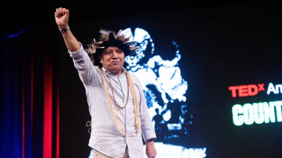 O líder indígena Adriano Karipuna durante o TEDxAmazônia, em Belém
