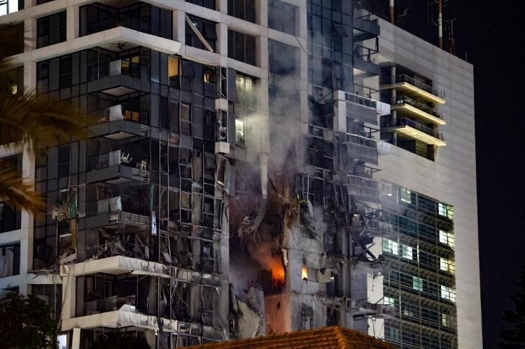 13.jun.2025 - Fogo e fumaça sobem de um prédio, supostamente atingido por um míssil disparado do Irã, no centro de Tel Aviv 13.jun.2025 - Fogo e fumaça sobem de um prédio, supostamente atingido por um míssil disparado do Irã, no centro de Tel Aviv