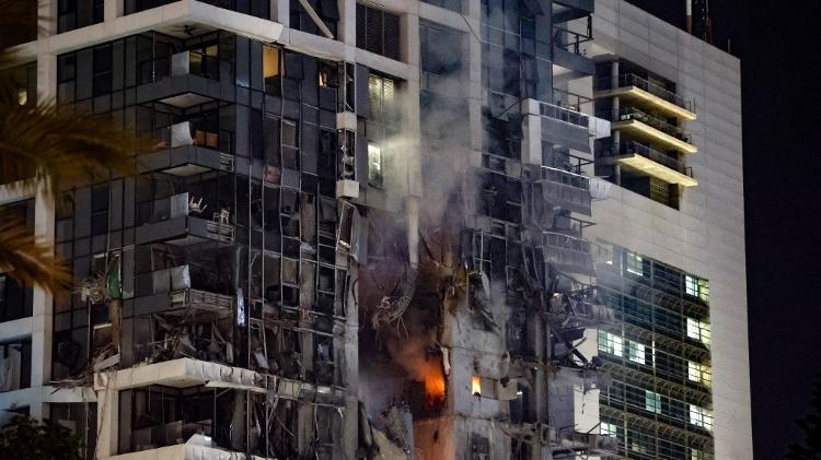 13.jun.2025 - Fogo e fumaça sobem de um prédio, supostamente atingido por um míssil disparado do Irã, no centro de Tel Aviv 13.jun.2025 - Fogo e fumaça sobem de um prédio, supostamente atingido por um míssil disparado do Irã, no centro de Tel Aviv