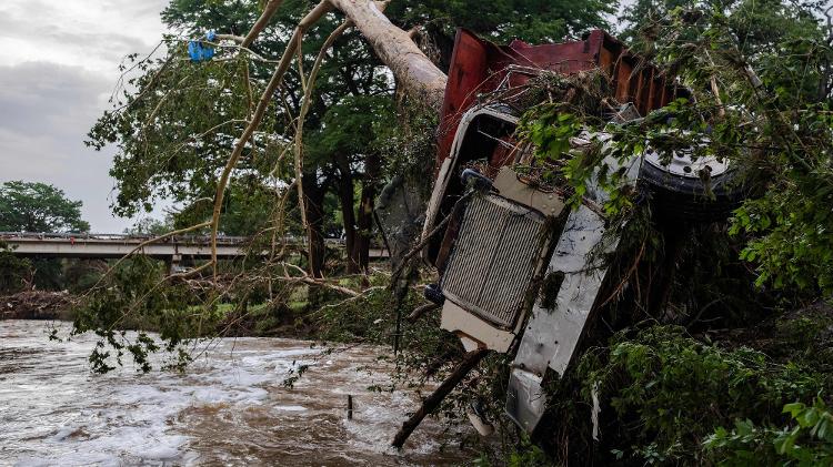 Caminhão ficou preso em árvore após inundações na margem do rio Guadalupe, no Texas Caminhão ficou preso em árvore após inundações na margem do rio Guadalupe, no Texas