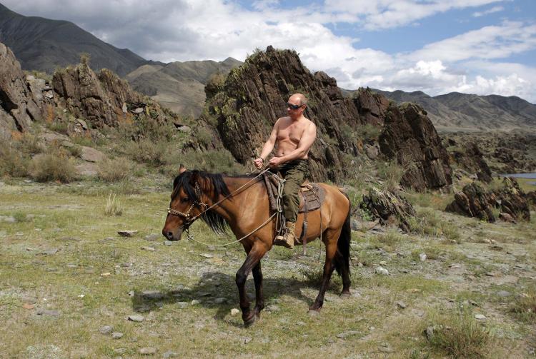 Vladimir Putin faz passeio a cavalo em Tuva, sul da Sibéria, na Rússia, em 2009