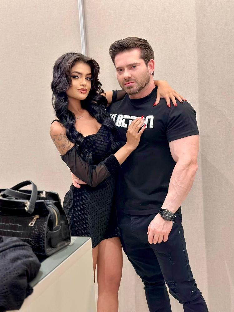 Alcides ao lado de Nayara Alcides ao lado de Nayara