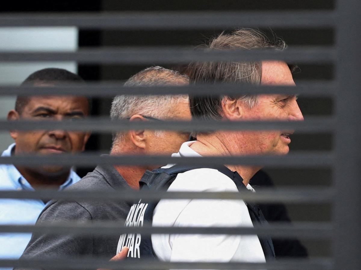 Defesa de Bolsonaro diz que espingarda está em empresa no RS