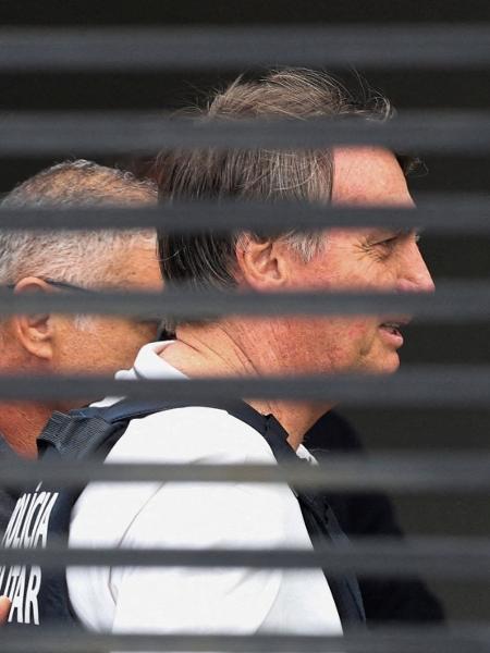 27.mar.2026 - Jair Bolsonaro chega a sua casa em Brasília para cumprir prisão domiciliar